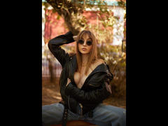 SHEZEL - blond female with  big tits webcam at LiveJasmin