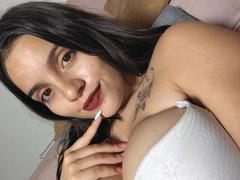 ShiaraSexy - female with brown hair webcam at xLoveCam