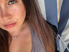 Shyla-hot - female with brown hair webcam at xLoveCam