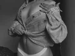 SiennaKlein - female with black hair webcam at LiveJasmin