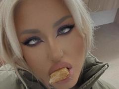 SinnersMuse - blond female webcam at xLoveCam