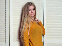 SirenaTigress - female with brown hair webcam at ImLive