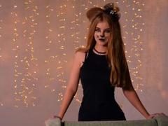 SirenaTigress - female with brown hair webcam at ImLive