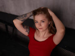 SirenaTigress - female with brown hair webcam at ImLive