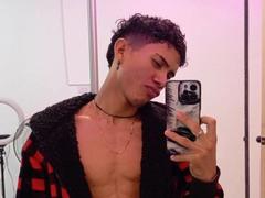 SkinnyCuteAlyer from xLoveCam