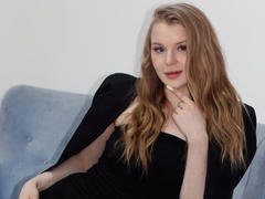SnezhanaMartin - blond female webcam at LiveJasmin