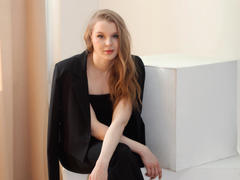 SnezhanaMartin - blond female webcam at LiveJasmin