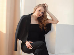 SnezhanaMartin - blond female webcam at LiveJasmin
