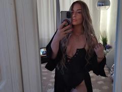 SoNakeDream - blond female webcam at xLoveCam