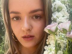 SofiLuu - female with brown hair and  big tits webcam at xLoveCam
