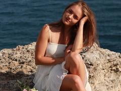 SofiLuu - female with brown hair and  big tits webcam at xLoveCam