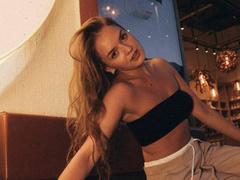 SofiLuu - female with brown hair and  big tits webcam at xLoveCam