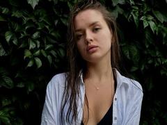 SofiLuu - female with brown hair and  big tits webcam at xLoveCam