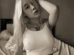 SoftAngelxKisses - blond female with  big tits webcam at xLoveCam