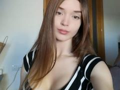 SonyaLovelace - female with brown hair webcam at xLoveCam