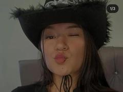 SophiaXoxo - female with brown hair webcam at xLoveCam