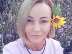 SophieCrach - blond female with  big tits webcam at ImLive