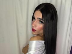 Sophielondonn - shemale with black hair webcam at ImLive