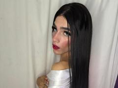 Sophielondonn - shemale with black hair webcam at ImLive