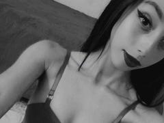 SophieQuinn - female with brown hair webcam at xLoveCam