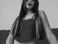 SophieQuinn - female with brown hair webcam at xLoveCam