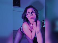 SoySerenaI - female with brown hair webcam at xLoveCam