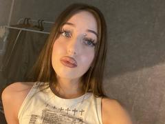 SquirtOfAngel - female with brown hair webcam at xLoveCam