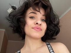 Ssimona - female with brown hair webcam at xLoveCam