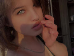 Ssimona - female with brown hair webcam at xLoveCam