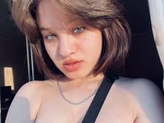Ssimona - female with brown hair webcam at xLoveCam