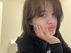 Ssimona - female with brown hair webcam at xLoveCam