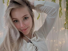 StellaMoor - blond female webcam at xLoveCam