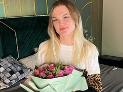 SugarBatty from xLoveCam