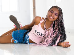 SusieBonnet - female with brown hair webcam at LiveJasmin