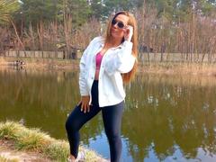 SuzieJam - female with brown hair webcam at xLoveCam
