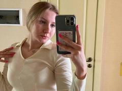 LisaE - blond female webcam at xLoveCam