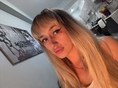 SweetMirakle - female with brown hair and  small tits webcam at xLoveCam