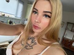 SweetNosha - blond female webcam at xLoveCam
