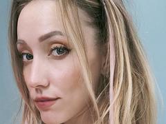 SweetyPretty - female with brown hair webcam at xLoveCam