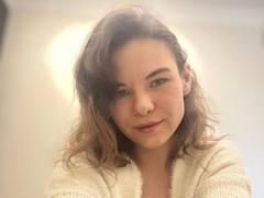 SwetHunny - female with brown hair and  big tits webcam at xLoveCam