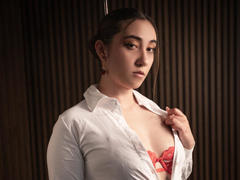 SwettieSammy - female with brown hair webcam at xLoveCam