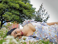 GiaSimmons - female with black hair webcam at ImLive