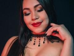 GiaSimmons - female with black hair webcam at ImLive