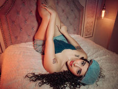 EmmaHotOne - female with brown hair webcam at xLoveCam