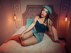 EmmaHotOne - female with brown hair webcam at xLoveCam