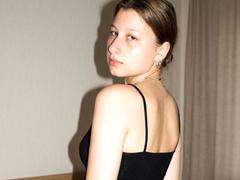 Tinelia from xLoveCam