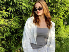 Treat-hot - female with brown hair webcam at xLoveCam