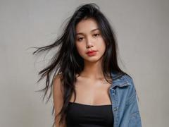 LuccyAna - shemale with black hair webcam at xLoveCam