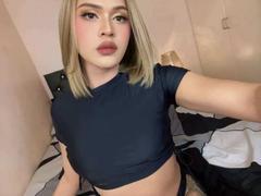 TsQueenxMia - blond shemale webcam at xLoveCam