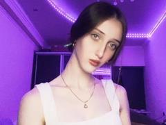 TwanaVanrossum - female with brown hair webcam at xLoveCam